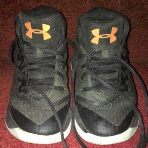 PreOwned Under Armour Size 2 Boys Sneakers Black